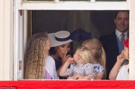 Harry và Meghan trở lại nhưng không có lấy tấm ảnh chụp chung với William - Kate: 'Từ chàng Hoàng tử nổi tiếng đến kẻ rón rén sau cánh gà'  1