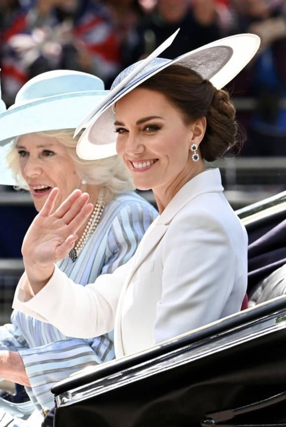 Harry và Meghan trở lại nhưng không có lấy tấm ảnh chụp chung với William - Kate: 'Từ chàng Hoàng tử nổi tiếng đến kẻ rón rén sau cánh gà'  10