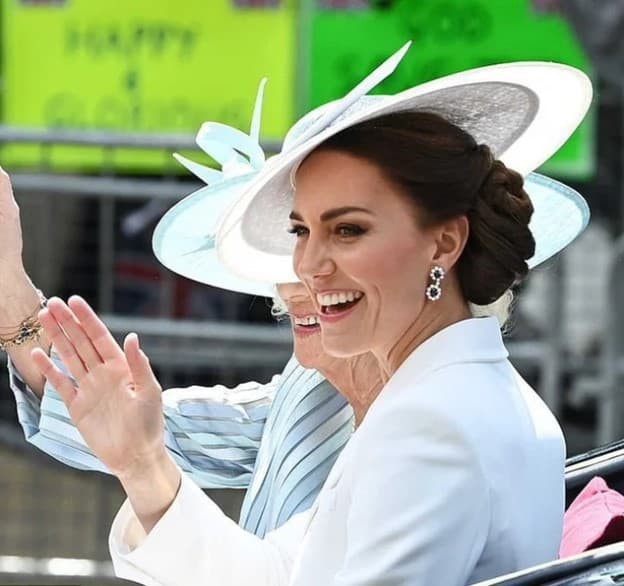 Harry và Meghan trở lại nhưng không có lấy tấm ảnh chụp chung với William - Kate: 'Từ chàng Hoàng tử nổi tiếng đến kẻ rón rén sau cánh gà'  9