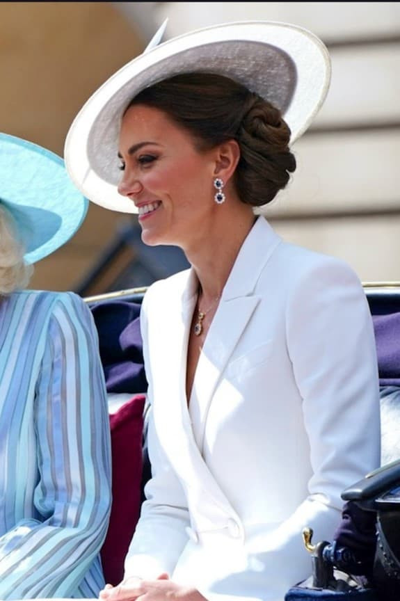 Harry và Meghan trở lại nhưng không có lấy tấm ảnh chụp chung với William - Kate: 'Từ chàng Hoàng tử nổi tiếng đến kẻ rón rén sau cánh gà'  8