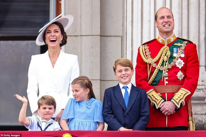 Harry và Meghan trở lại nhưng không có lấy tấm ảnh chụp chung với William - Kate: 'Từ chàng Hoàng tử nổi tiếng đến kẻ rón rén sau cánh gà'  6