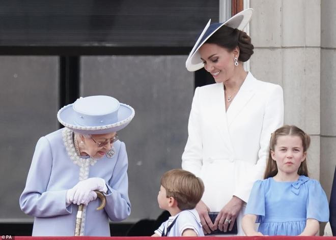 Harry và Meghan trở lại nhưng không có lấy tấm ảnh chụp chung với William - Kate: 'Từ chàng Hoàng tử nổi tiếng đến kẻ rón rén sau cánh gà'  5