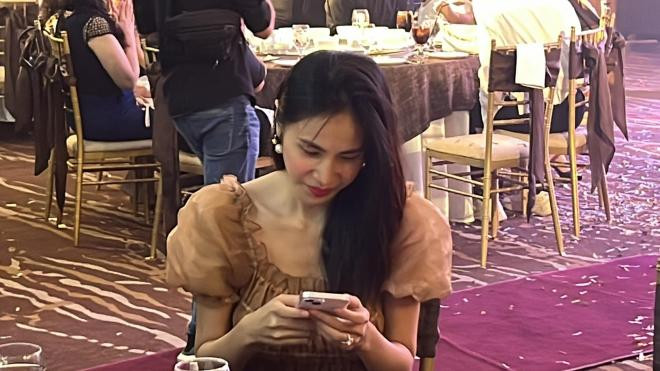 thuy-tien-hiem-hoi-xuat-hien-trong-tiec-sinh-nhat-chi-dan-nhan-sac-qua-ong-kinh-camera-thuong-dep-khong-goc-chet-1-ngoisaovn-w2048-h1152 5