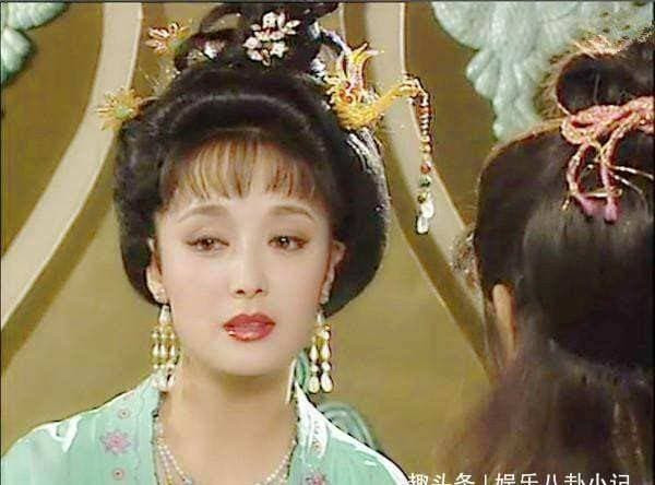 Nổi tiếng vì một nốt ruồi, bà sống với đạo diễn 27 năm mà không có danh phận, nay đã 63 tuổi bị hói đầu vì mắc bệnh ung thư 3