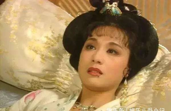 Nổi tiếng vì một nốt ruồi, bà sống với đạo diễn 27 năm mà không có danh phận, nay đã 63 tuổi bị hói đầu vì mắc bệnh ung thư 0
