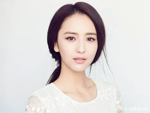 Đồng Lệ Á quên mất chiếc quần 3 phân đang mặc mà vô tư vén chăn lên khiến cư dân mạng thảng thốt 2