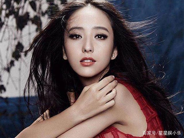 Đồng Lệ Á quên mất chiếc quần 3 phân đang mặc mà vô tư vén chăn lên khiến cư dân mạng thảng thốt 1