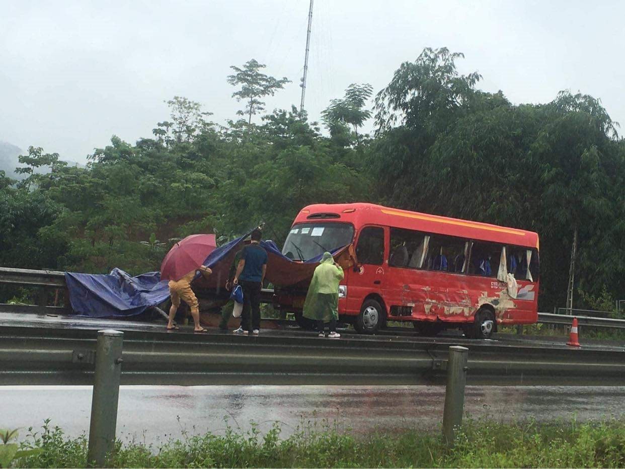 va-cham-xe-khach-tren-cao-toc-noi-bai-lao-cai-6-nguoi-thuong-vong-121315369.jpeg