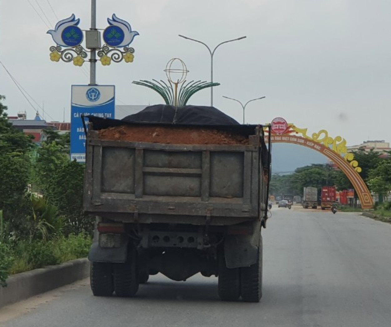 11.-xe-cho-dat-tai-dia-ban-tp-chi-linh.jpg