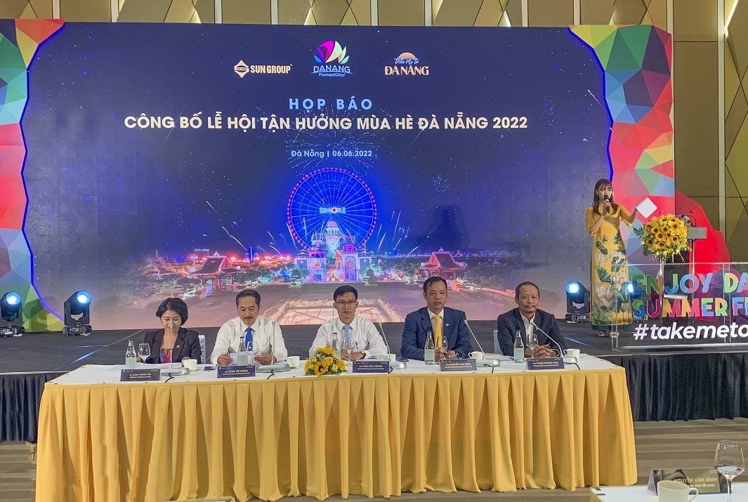 quang-canh-hop-bao.jpg