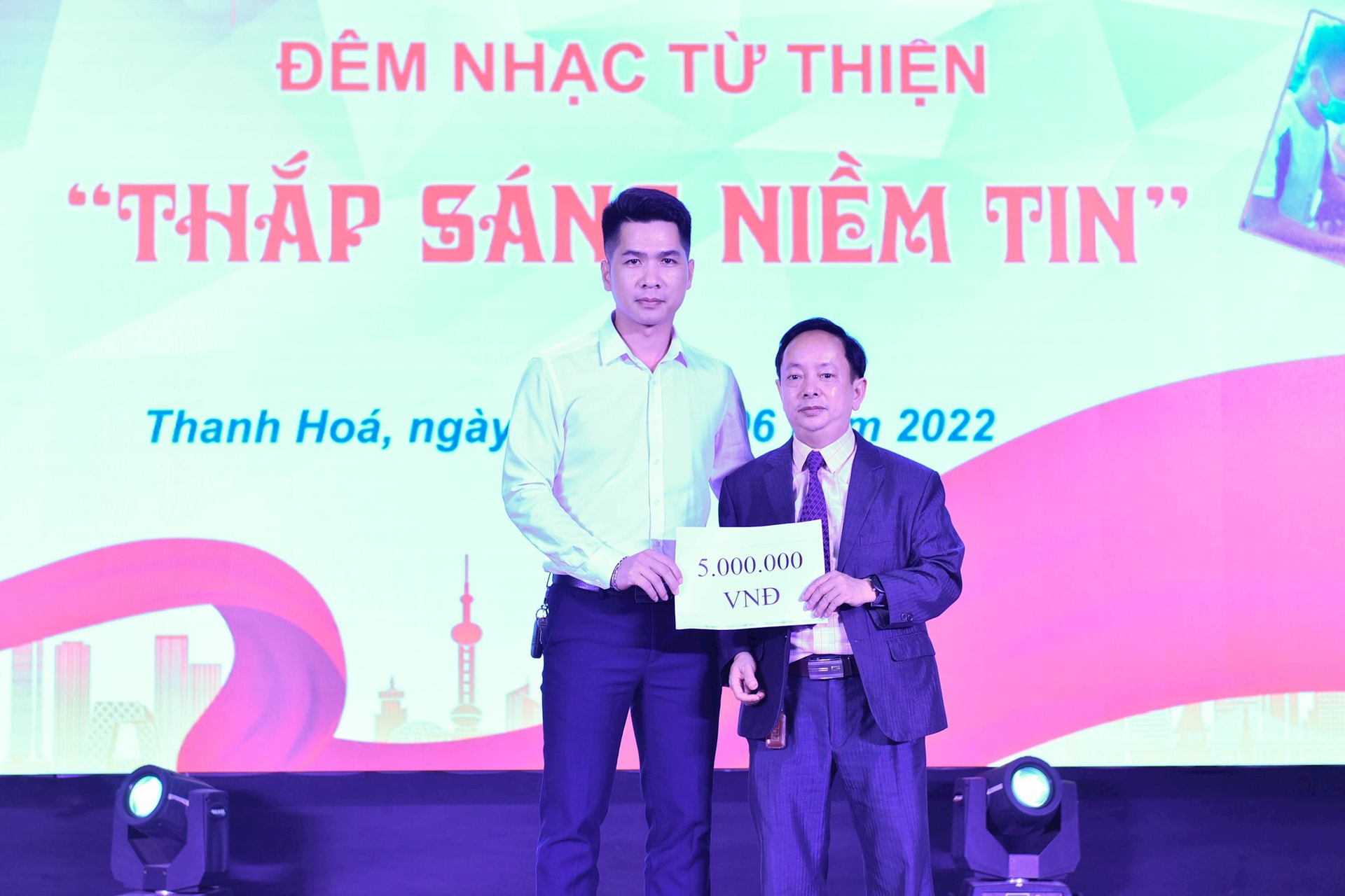 anh-6-kem-tin-clb-dia-com-tren-tuong-thanh-hoa-to-chuc-dem-nhac-tu-thien-giup-do-benh-nhan-kho-khan.jpg