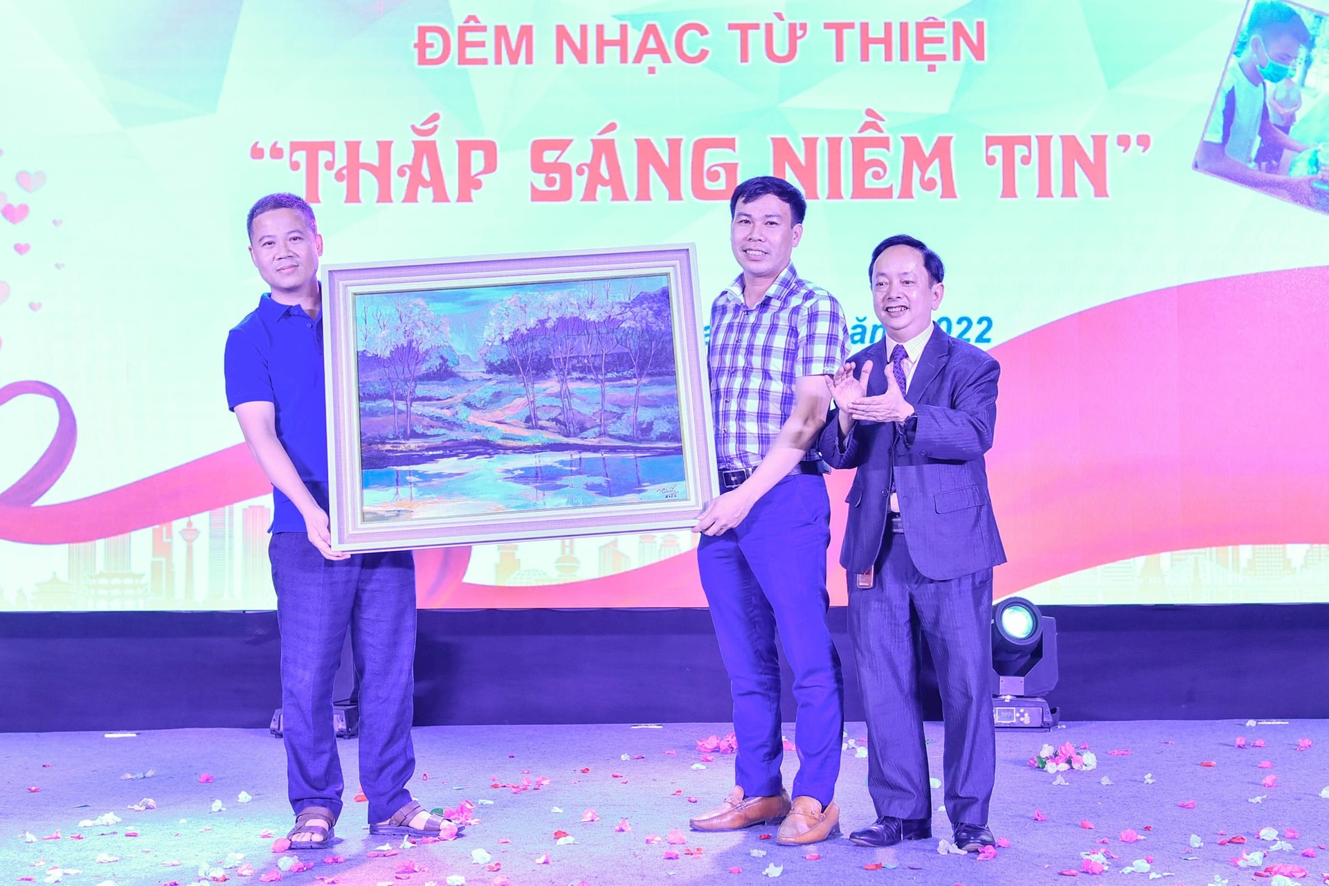 anh-9-kem-tin-clb-dia-com-tren-tuong-thanh-hoa-to-chuc-dem-nhac-tu-thien-giup-do-benh-nhan-kho-khan.jpg