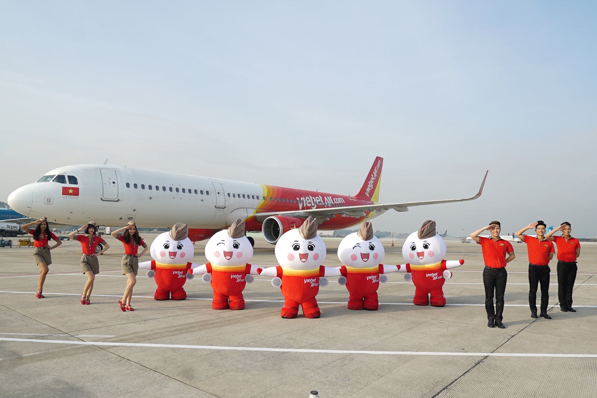 vietjet-cabin-crew-and-amy.jpg