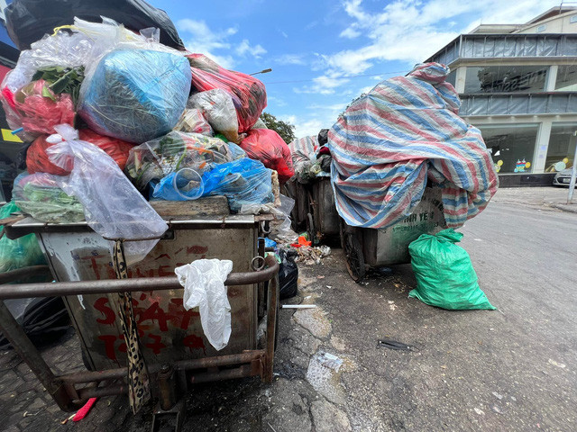 Yêu cầu xử lý toàn bộ rác thải ùn ứ ở nội đô Hà Nội những ngày qua - Ảnh 1.