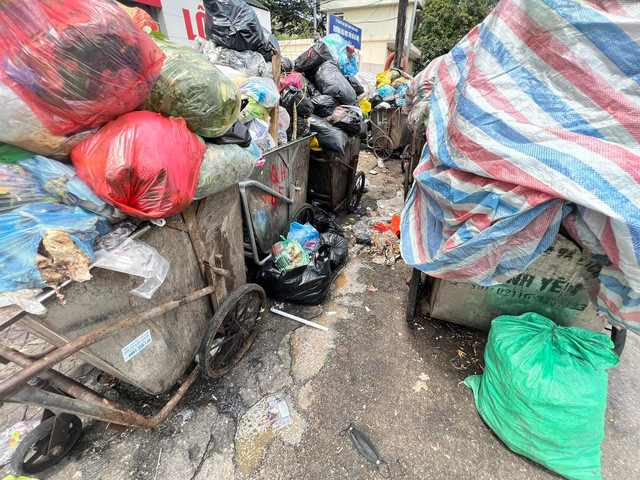 Yêu cầu xử lý toàn bộ rác thải ùn ứ ở nội đô Hà Nội những ngày qua - Ảnh 2.