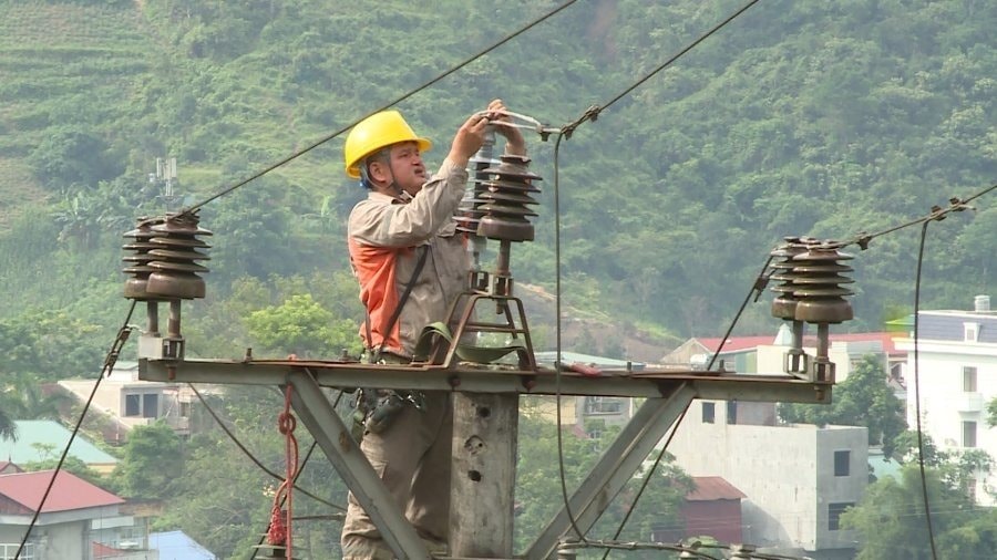 bao-duong-sua-chua-luoi-dien-tai-dien-luc-hoang-su-phi-ha-giang.jpg