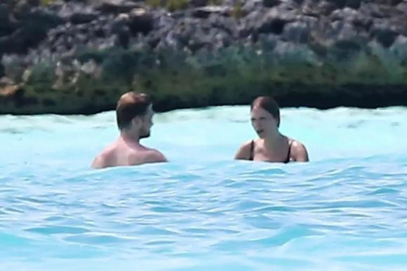 Taylor Swift , Taylor và bạn trai Joe, sao âu mỹ