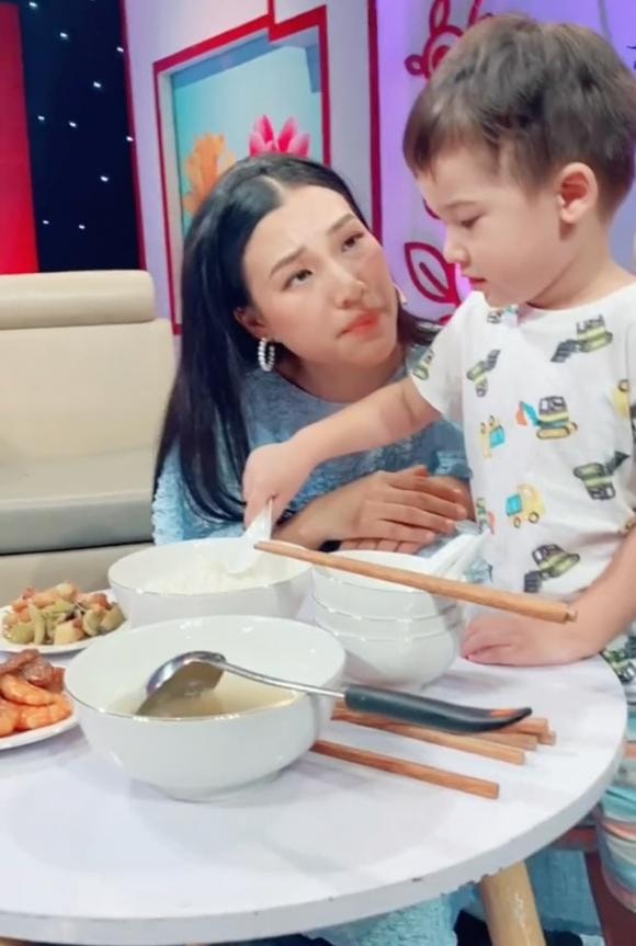 MC Hoàng Oanh, á hậu Hoàng Oanh, sao Việt