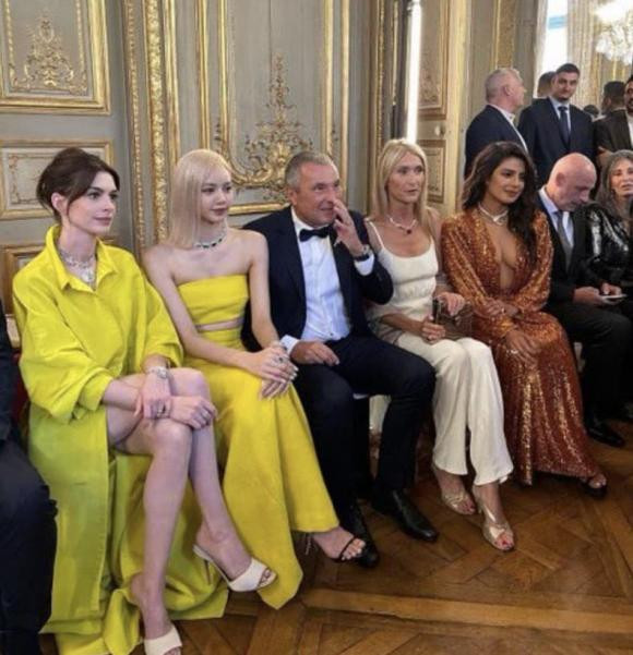 Anne Hathaway, Lisa, Black Pink