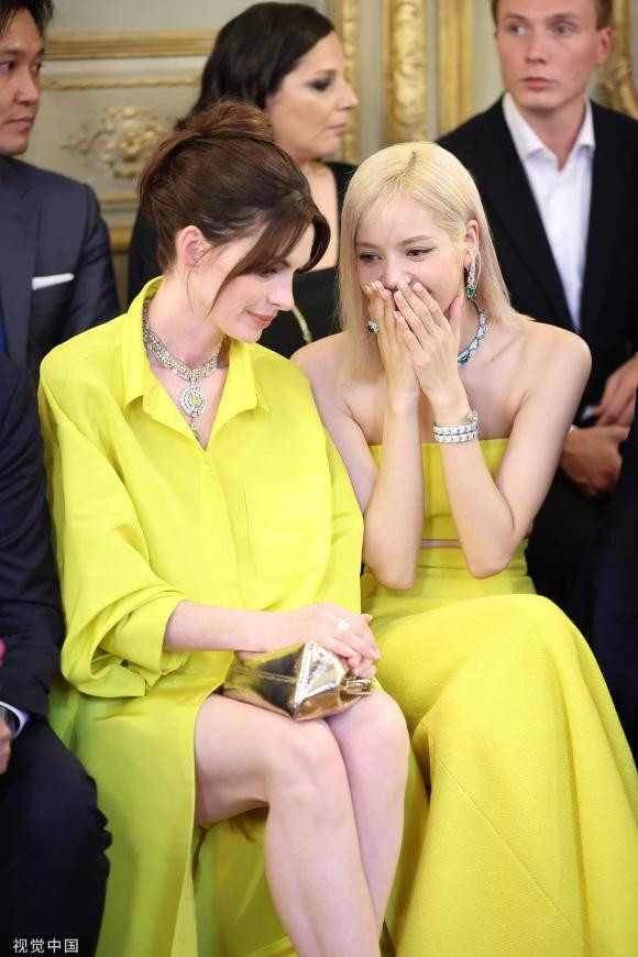 Anne Hathaway, Lisa, Black Pink