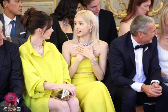 Anne Hathaway, Lisa, Black Pink