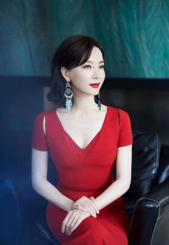 nét mặt của cô gái xinh đẹp, cô gái xinh đẹp, đặc điểm của gương mặt xinh đẹp