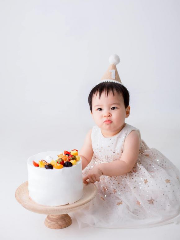 Hòa Minzy tổ chức sinh nhật hoành tráng cho quý tử