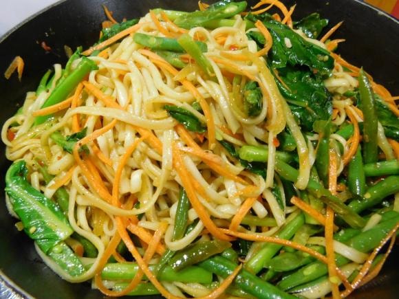 mì xào, gà áp chảo, món ngon 