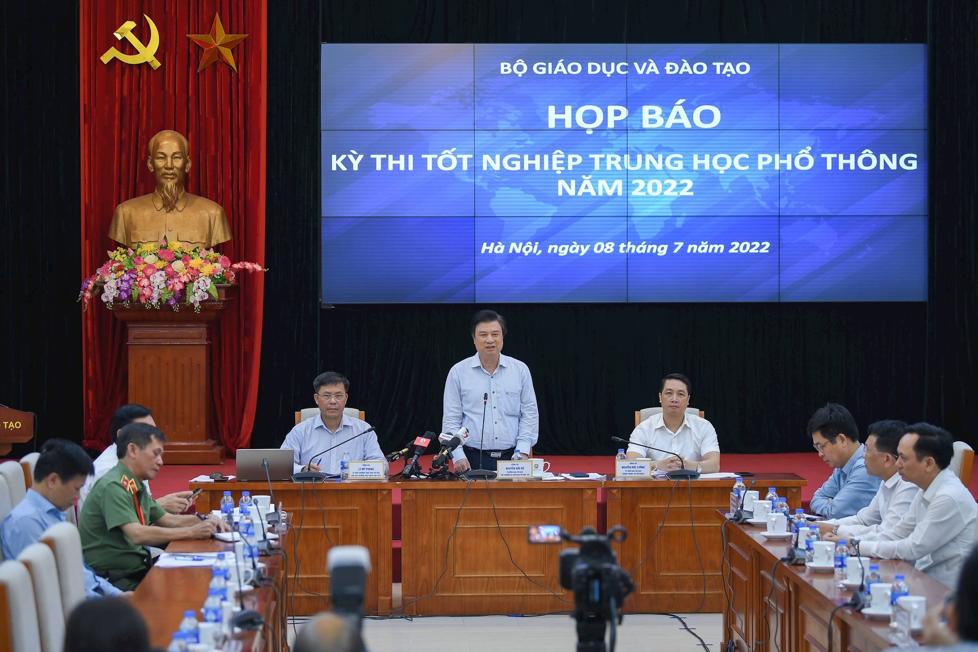 hop-bao-ky-thi-tot-nghiep-thpt-2022-5625.jpg