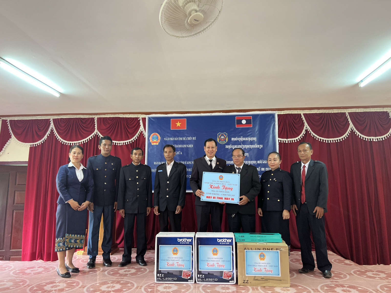 TAND tỉnh Thừa Thiên Huế tặng máy vi tính, máy in hỗ trợ cho hoạt động của Tòa án tỉnh Sekong