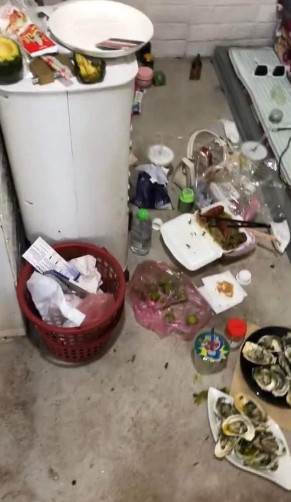 ở bẩn, cô gái ở bẩn, phòng trọ ngập rác