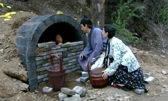 hủ tục, ngõa quán táng, hủ tục chôn sống, tục lệ chôn sống người già