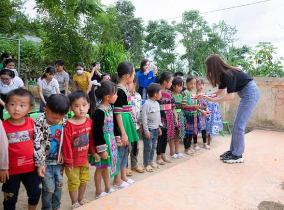 Hòa Minzy xây trường 8 Hòa Minzy, Hòa Minzy làm từ thiện, sao việt