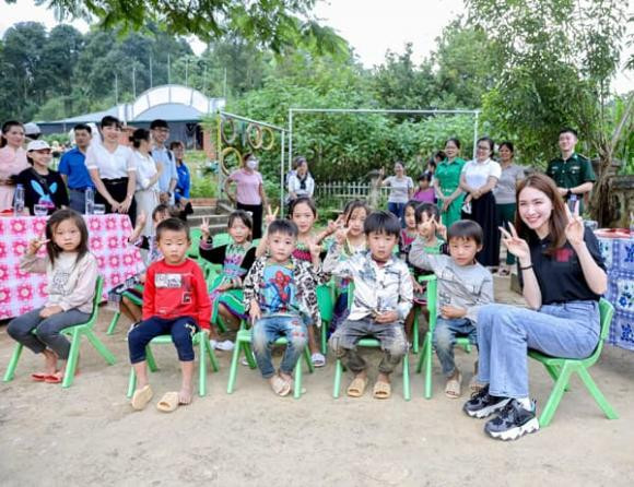 Hòa Minzy xây trường 1 Hòa Minzy, Hòa Minzy làm từ thiện, sao việt