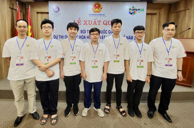Năm thí sinh Việt Nam dự thi IPhO 2022 gồm Hoàng Hải, Hoàng Dương, Minh Hoàng, Đăng Phúc và Công Hiếu (từ thứ hai đến thứ năm tính từ trái sang) cùng hai thầy trưởng và phó đoàn. Ảnh: MOET