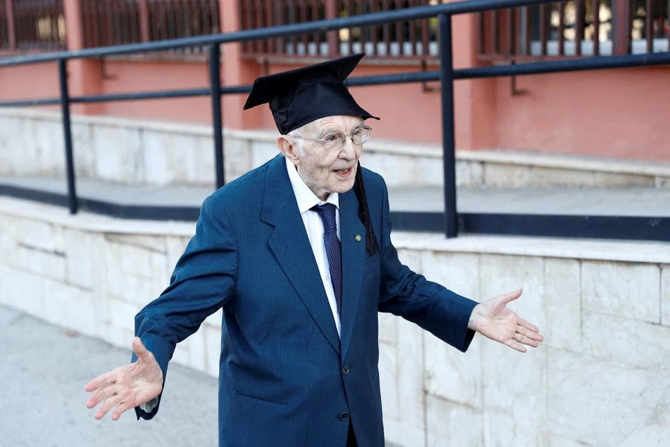 Cụ ông 98 tuổi lập kỷ lục trở thành thạc sĩ lớn tuổi nhất Italy
