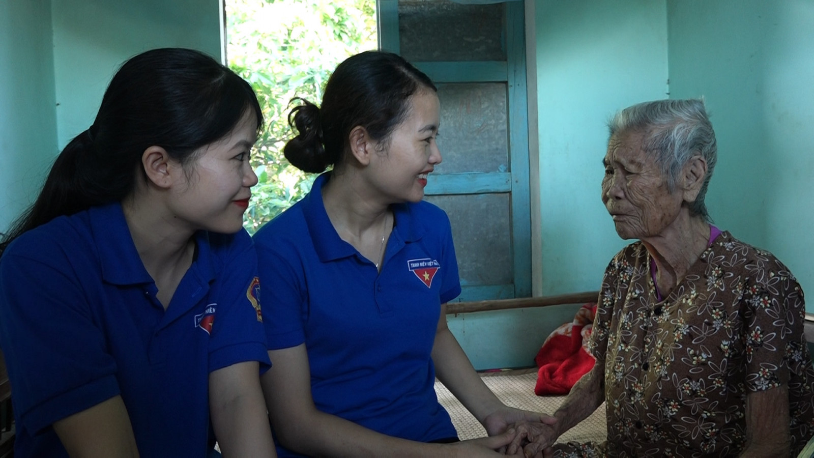 Đoàn thanh niên TAND tỉnh Thừa Thiên Huế thăm mẹ Việt Nam Anh hùng Nguyễn Thị Chanh