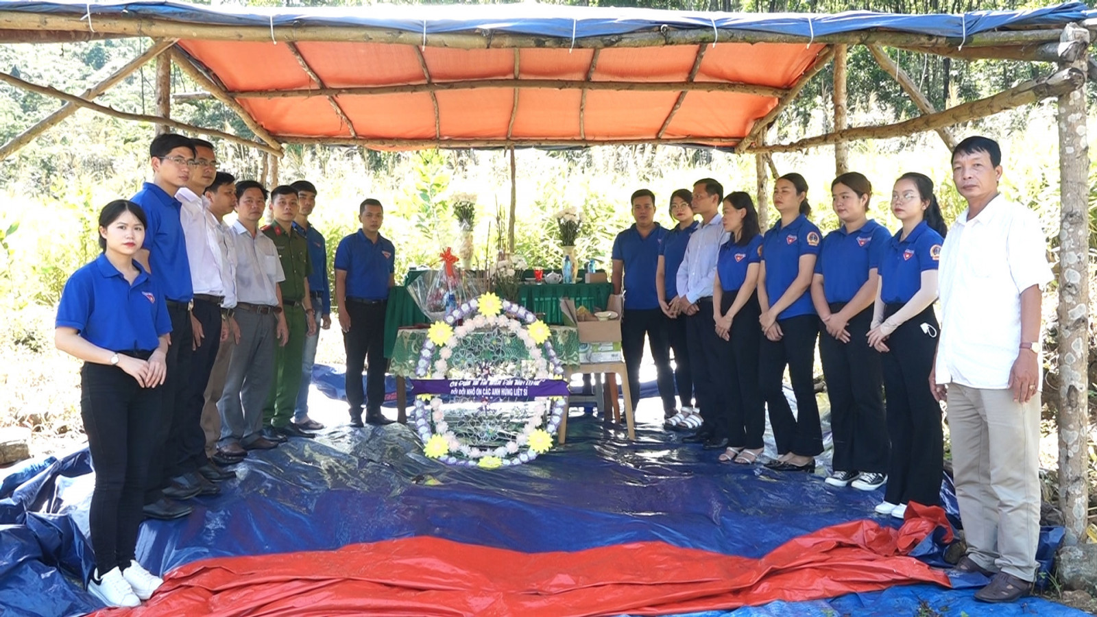Lãnh đạo, đoàn viên thanh niên TAND tỉnh Thừa Thiên Huế bày tỏ sự tri ân và niềm tiếc thương vô hạn đối với sự hi sinh dũng cảm của các liệt sĩ tại tiểu khu 67