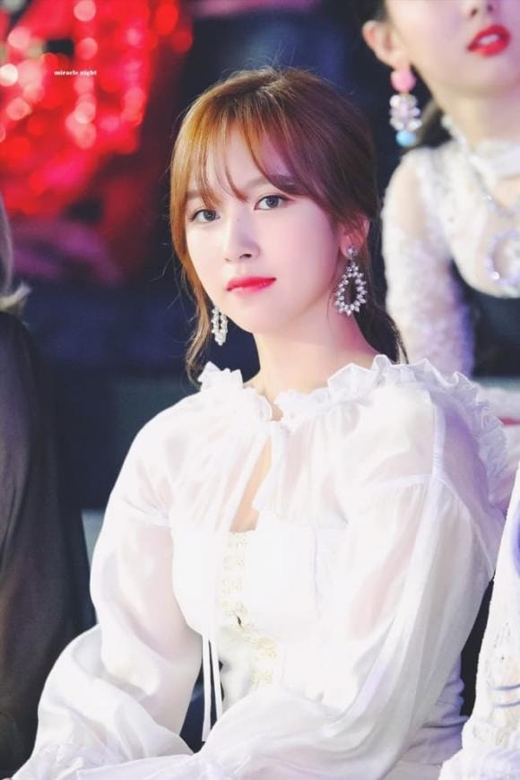 ngoại hình khác lạ của idol Hàn quốc, vẻ ngoài nam thần tượng giống anime, vẻ đẹp nữ ca sĩ giống công chúa, sao Hàn quốc