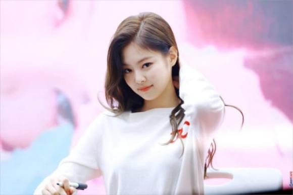ngoại hình khác lạ của idol Hàn quốc, vẻ ngoài nam thần tượng giống anime, vẻ đẹp nữ ca sĩ giống công chúa, sao Hàn quốc