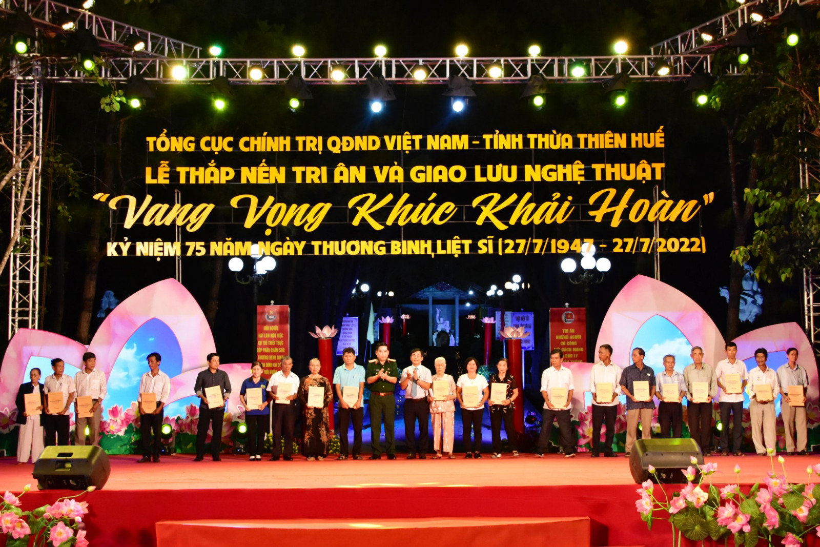 Lãnh đạo các cơ quan, đơn vị tặng quà cho các gia đình chính sách