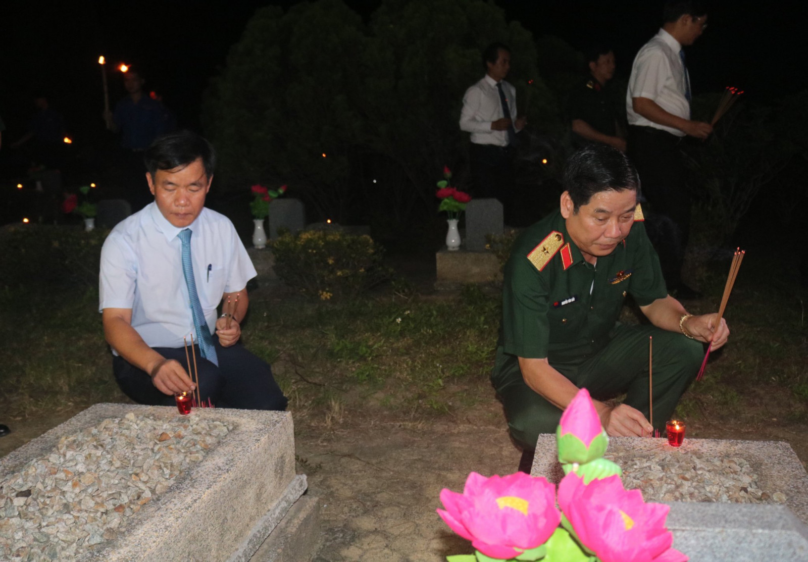 Thiếu tướng Nguyễn Văn Gấu và Chủ tịch UBND tỉnh Thừa Thiên Huế Nguyễn Văn Phương thắp hương tri ân các anh hùng, liệt sĩ
