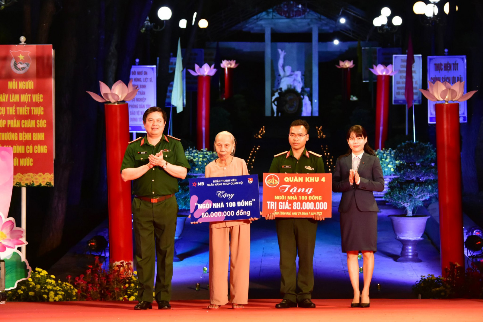 Lãnh đạo Cục Chính trị Quân khu 4 và đại diện Ngân hàng TMCP Quân đội trao biển tượng trưng “Ngôi nhà 100 đồng” cho gia đình chính sách và quân nhân có hoàn cảnh khó khăn