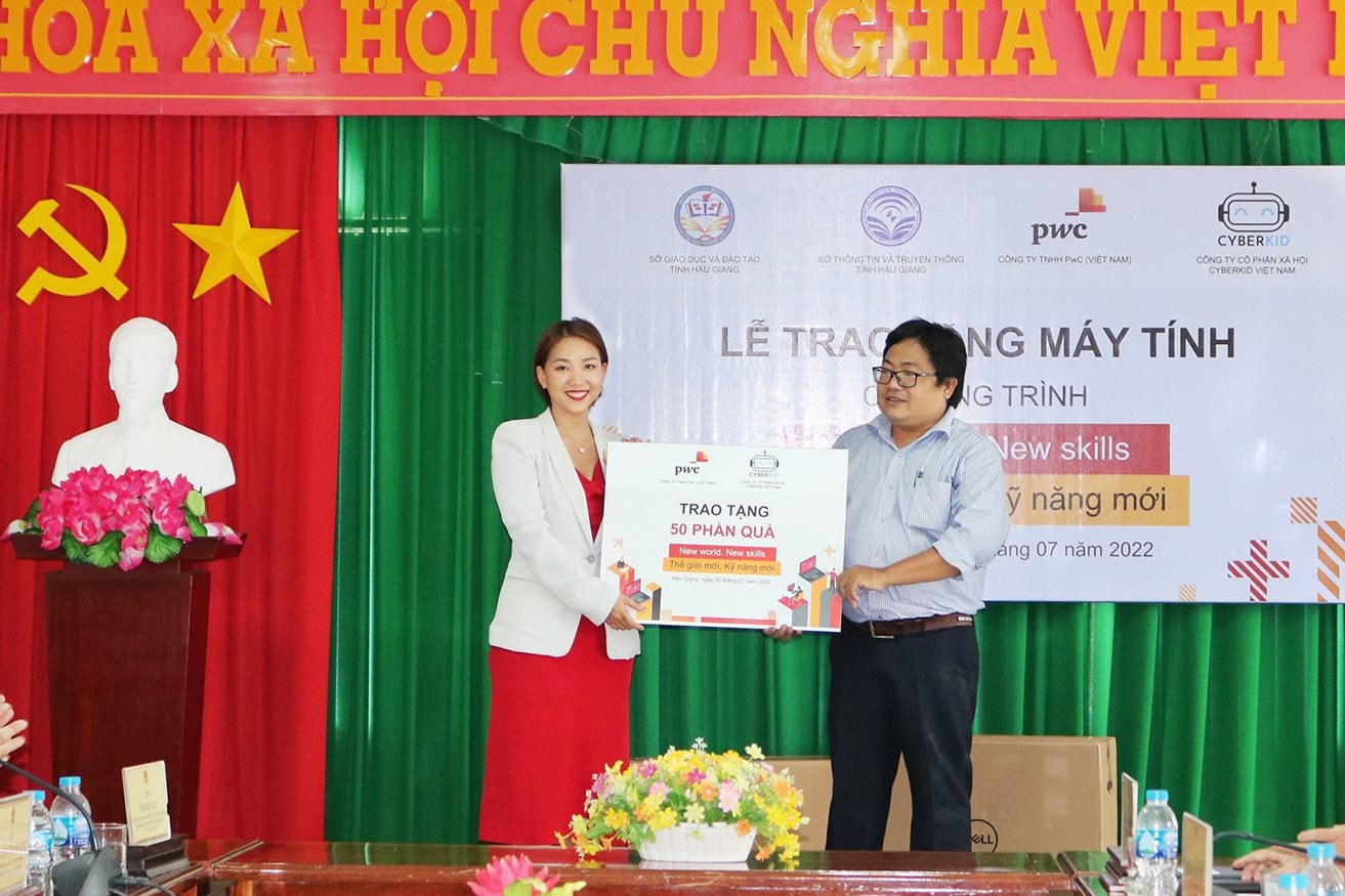 ba-nguyen-thanh-mai-truong-phong-bo-phan-trach-nhiem-doanh-nghiep-da-dang-va-hoa-nhap-pwc-viet-nam-trao-50-phan-qua-cho-cac-thay-co-tham-gia-khoa-dao-tao.jpg