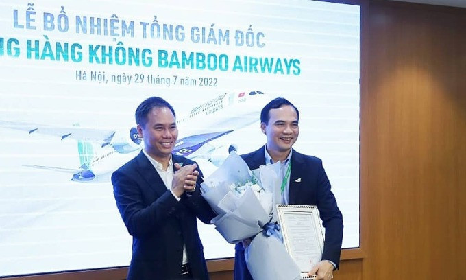 Ông Đặng Tất Thắng (trái) cùng ông Nguyễn Mạnh Quân tại lễ bổ nhiệm Tổng giám đốc Bamboo Airways ngày 29/7. Ảnh: BAV