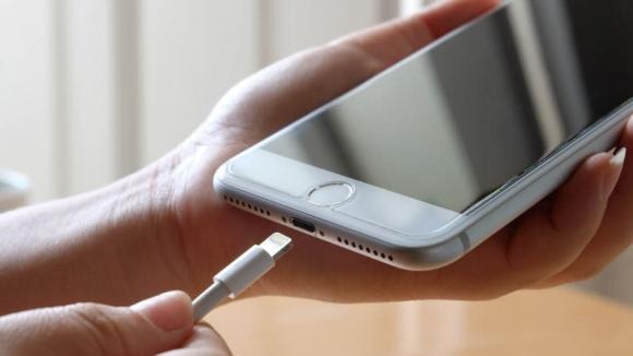 iPhone sạc chậm, cách khắc phục iPhone sạc chậm, nguyên nhân iPhone sạc chậm, iPhone sạc mãi không vào
