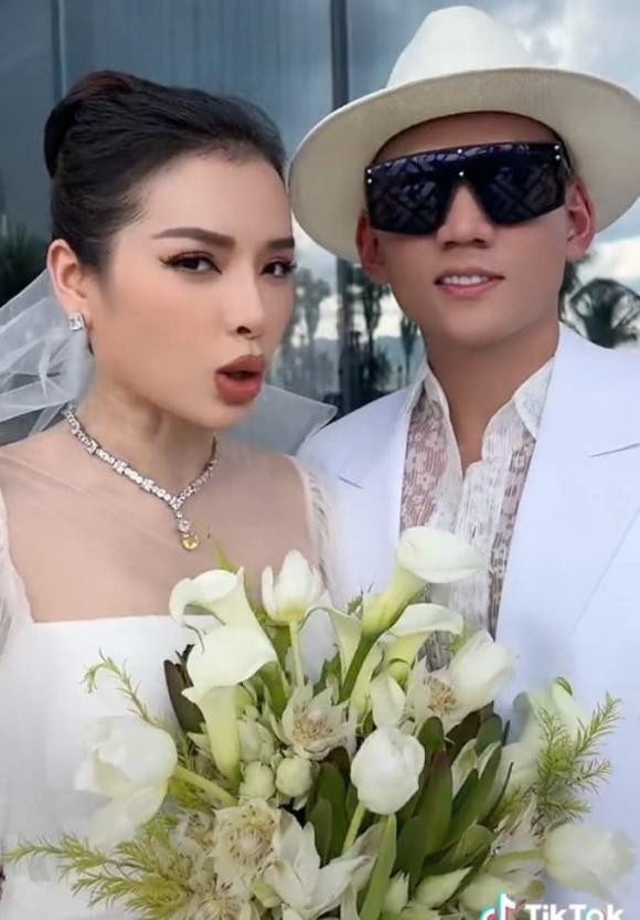 ca sĩ Phương Trinh Jolie,sao Việt