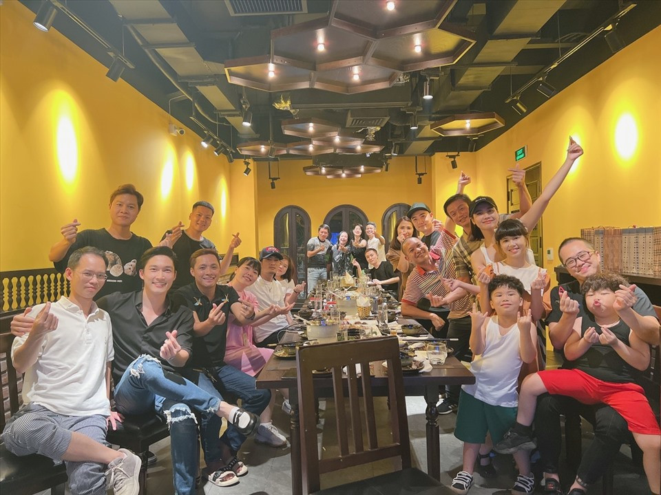 Phan Minh Huyền và gia đình “Thương ngày nắng về” hội ngộ cùng nhau xem tập kết phim