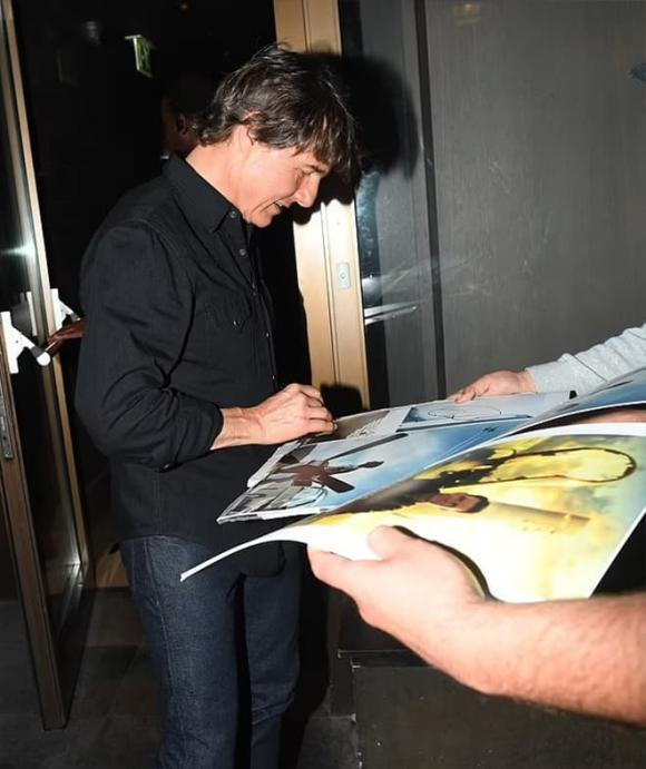  Tom Cruise,  Tom Cruise bị fan quấy rầy xin chữ kí, phim “Top Gun Maverick” đứng vị trí cao nhất phòng vé, sao Hollwood