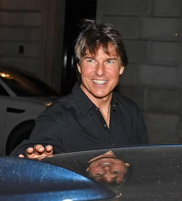  Tom Cruise,  Tom Cruise bị fan quấy rầy xin chữ kí, phim “Top Gun Maverick” đứng vị trí cao nhất phòng vé, sao Hollwood